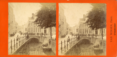 500860 Gezicht op de Stammetsbrug over de Drift te Utrecht, met in het midden een gedeelte van de voorgevel van het ...